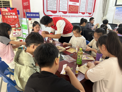 自然之美 指尖藝術(shù) 鏡湖區(qū)大礱坊街道康復(fù)路社區(qū)壓花書(shū)簽DIY活動(dòng)